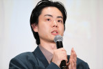 菅田将暉、ドラマ『もしもこの世が舞台なら、楽屋はどこにあるのだろう』第1話完成披露試写会に登場