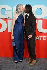 キアヌ・リーヴス＆アレクサンドラ・グラント、レッドカーペットでキスを披露