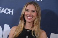 スカーレット・ヨハンソン、黒のミニドレスで映画祭に登場