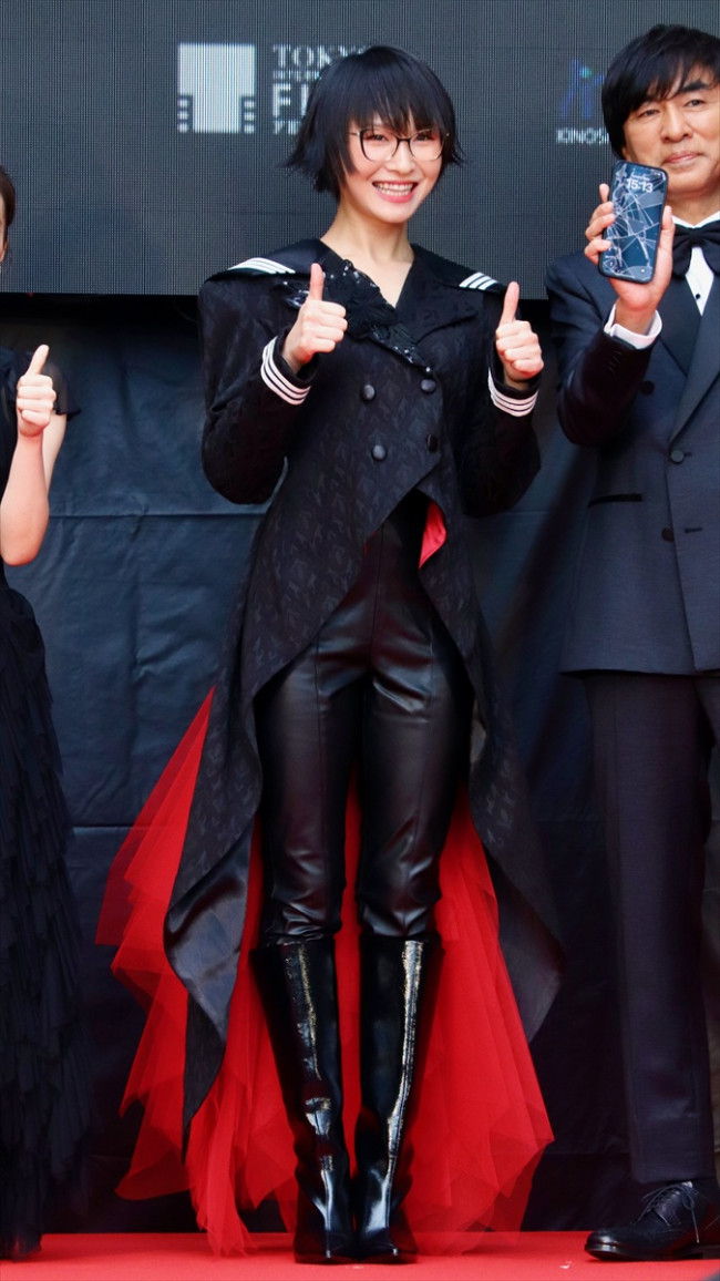 写真）新しい学校のリーダーズ・SUZUKA、セーラー服モチーフの