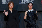 「第38回東京国際映画祭」オープニングレッドカーペットに登場した(左から)川口春奈、柴咲コウ