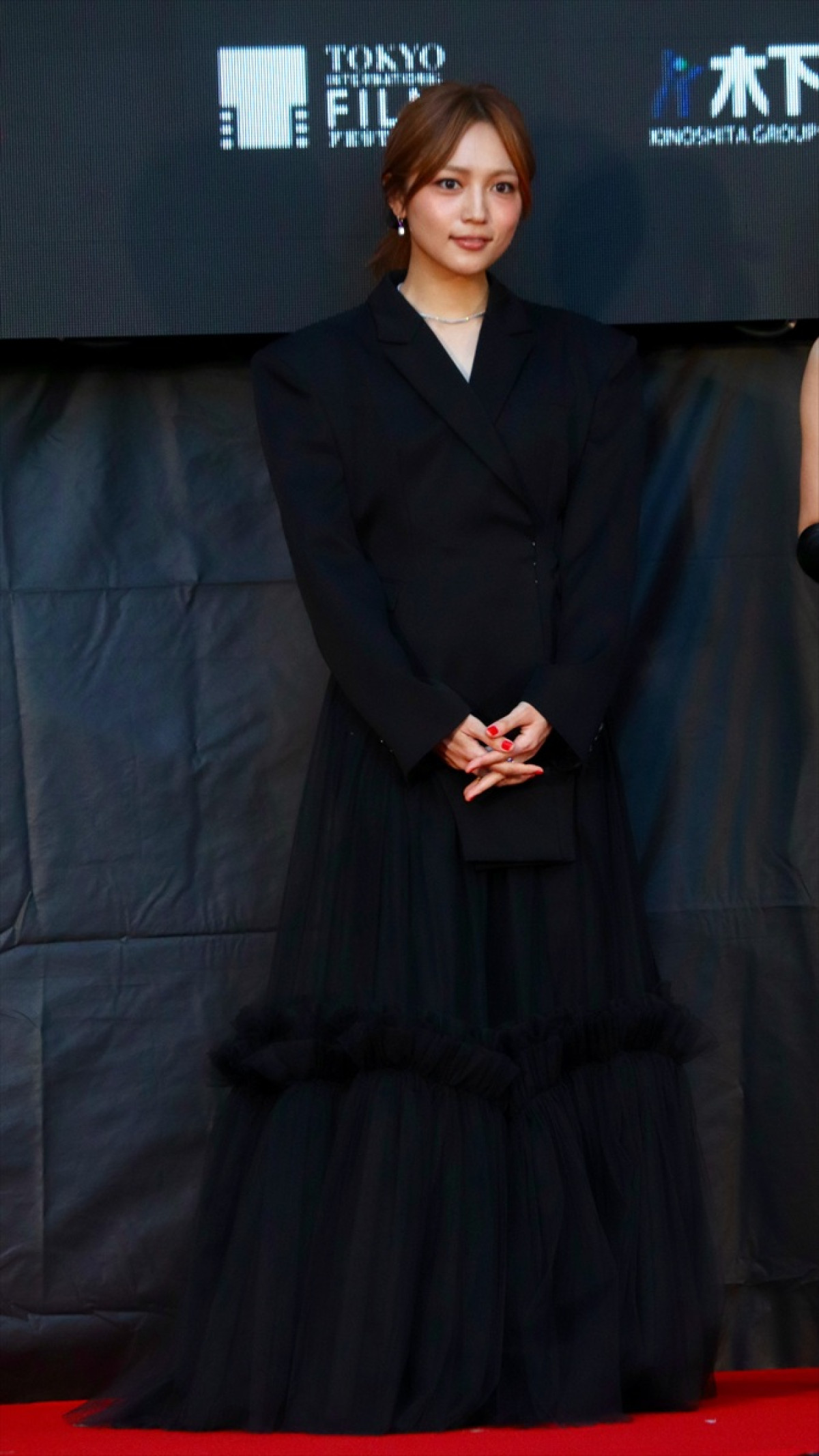 川口春奈、モードなメイクで印象激変!<第38回東京国際映画祭>