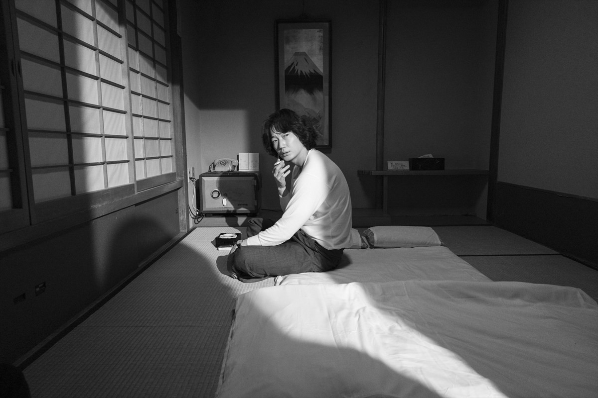 女性を愛することを恐れながらも求めてしまう――綾野剛主演『星と月は天の穴』アザービジュアル&新写真解禁