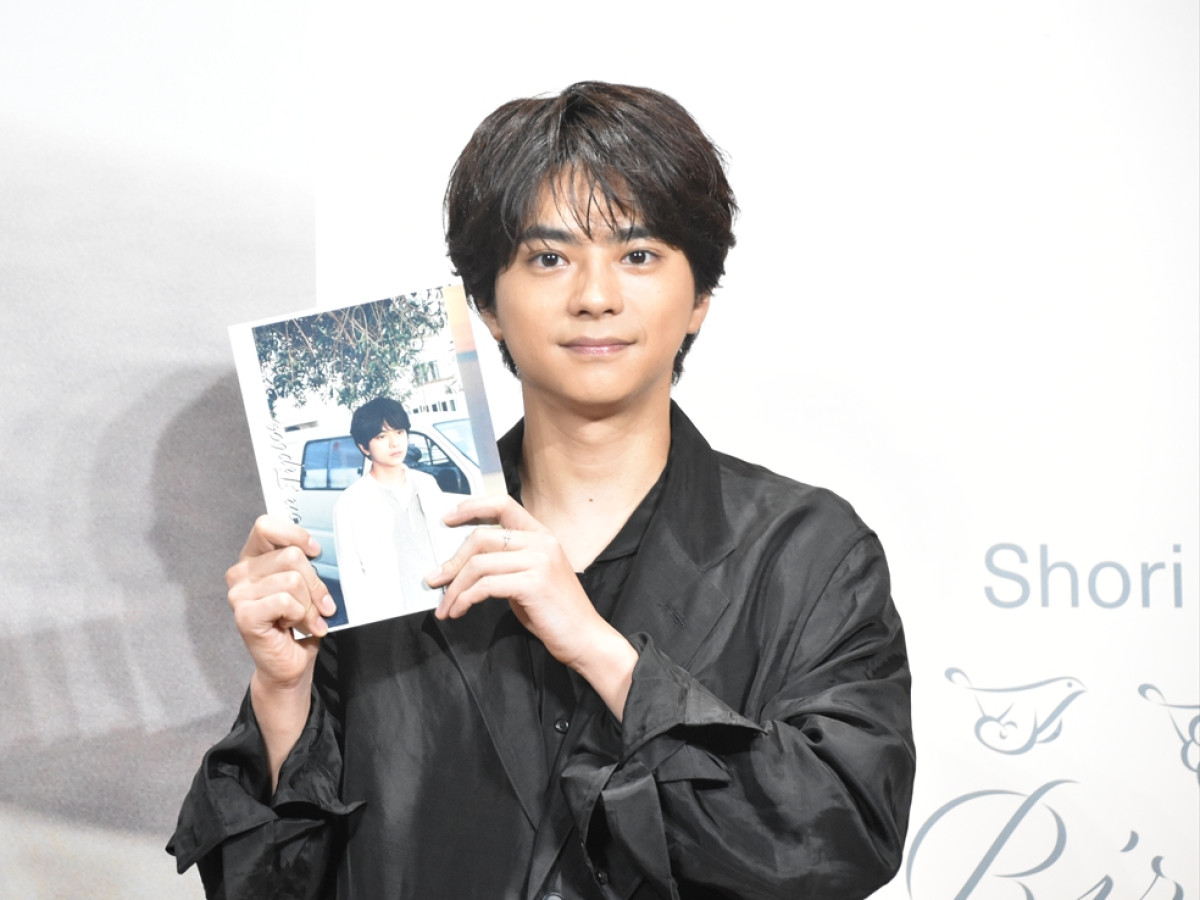 timelesz・佐藤勝利、1st 写真集『A Bird on Tiptoe』取材会に登場