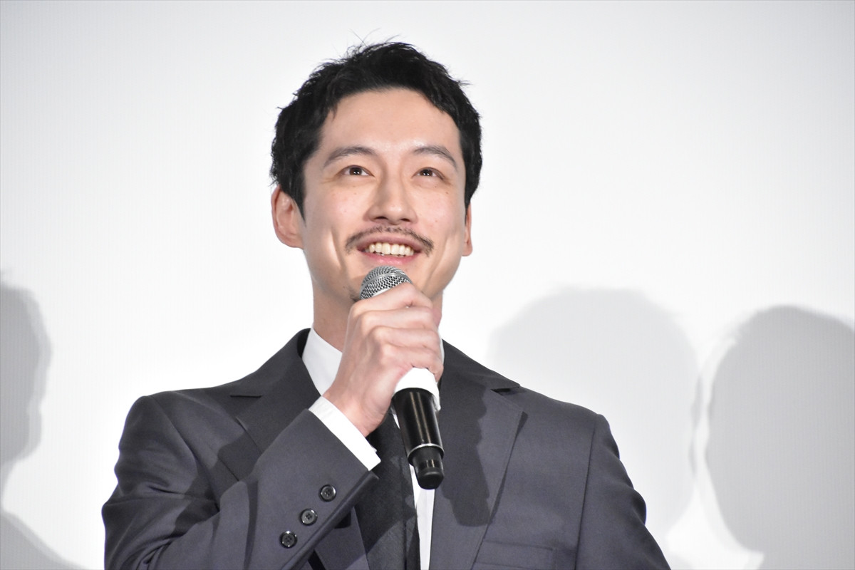 坂口健太郎、さっぱり短髪&髭スタイルで主演映画の舞台挨拶に登場「大変な役でした」