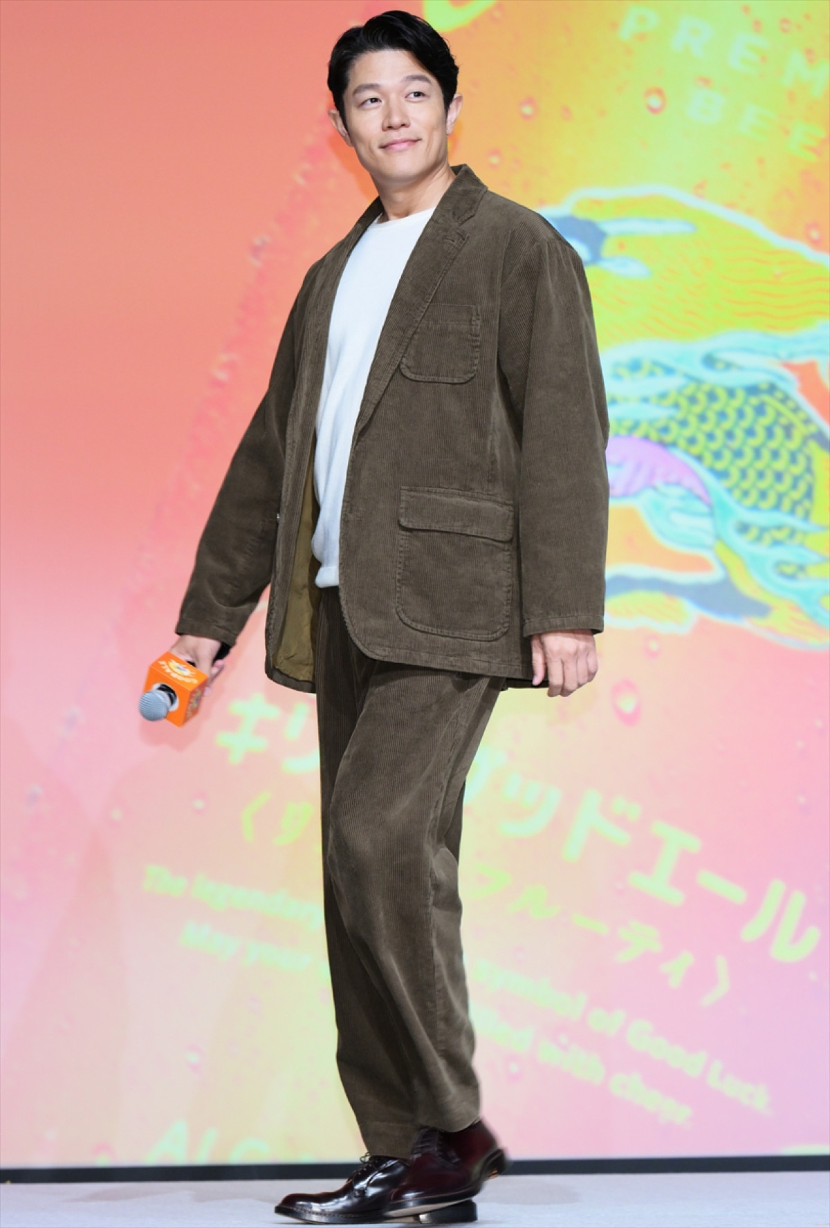 浜辺美波、酒類CM初出演に喜び　ビールの感想には鈴木亮平がいじり「シャンシャン!?」