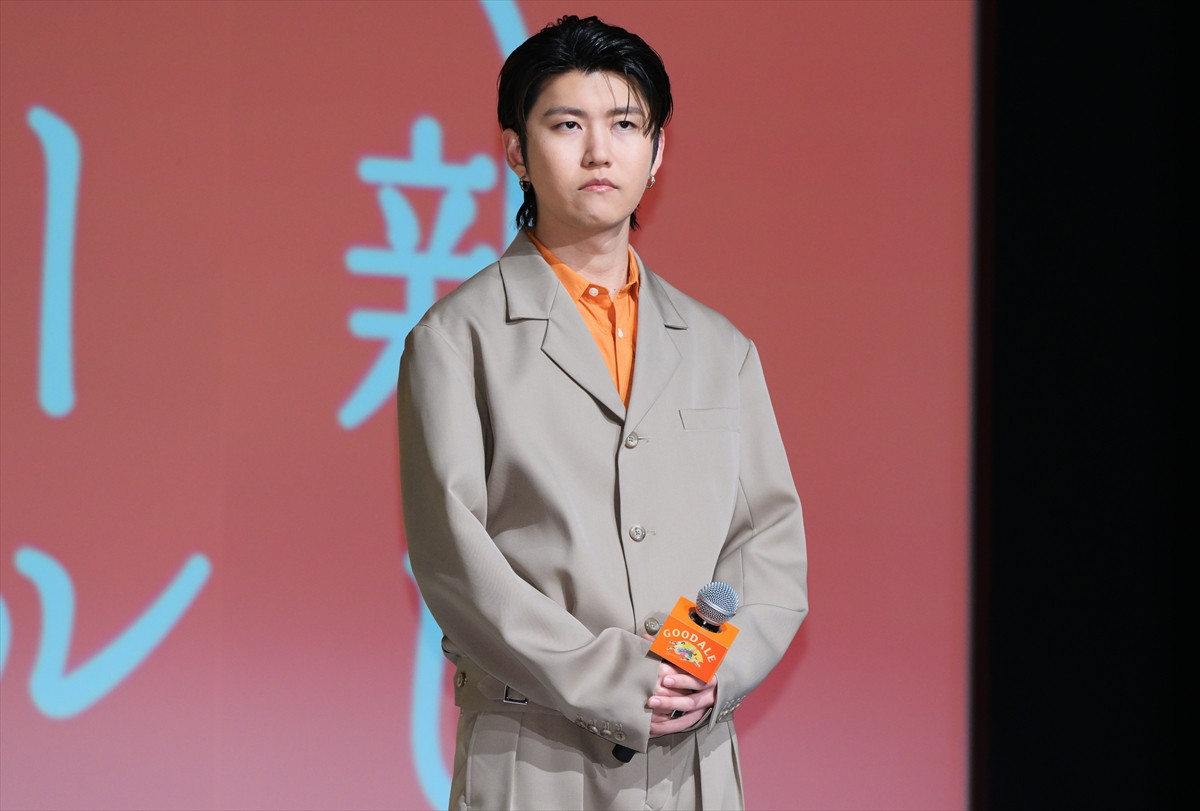 浜辺美波、酒類CM初出演に喜び　ビールの感想には鈴木亮平がいじり「シャンシャン!?」