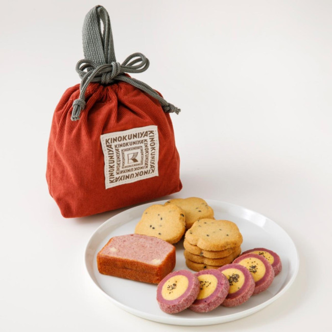 紀ノ国屋「コーデュロイスイーツバッグ」発売！　さつまいもの焼菓子が入った巾着全5色を展開