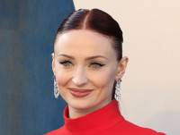 貴族と破局のソフィー・ターナー、クリス・マーティンと極秘デートか