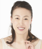 舞台『プレゼント・ラフター』に出演する広岡由里子