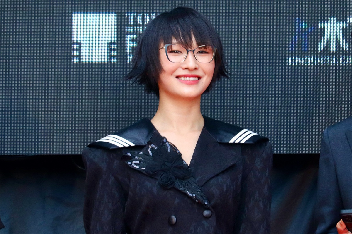 新しい学校のリーダーズ・SUZUKA、セーラー服モチーフのジャケットで個性的に登場!<第38回東京国際映画祭>