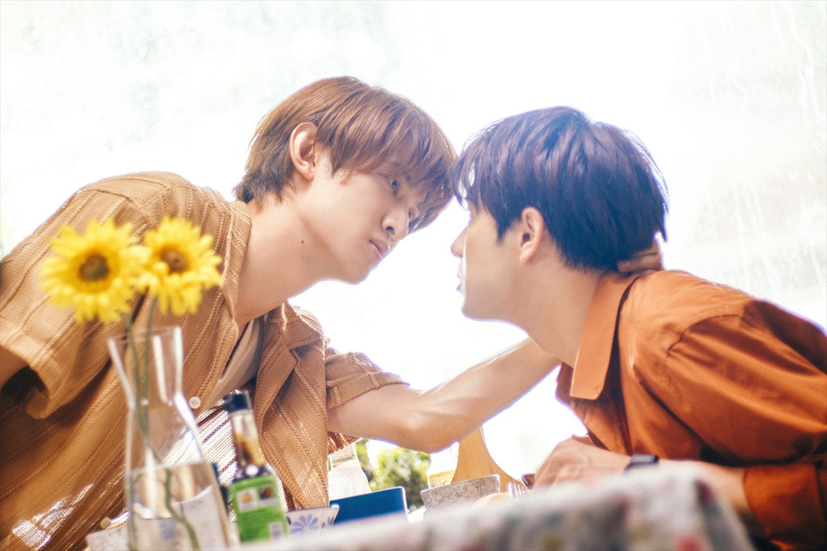 映画『(LOVE SONG)』場面写真 腕のラインと2人の頭の輪郭を辿ると、見事な“ハート”に!