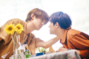 映画『（LOVE SONG）』場面写真　腕のラインと2人の頭の輪郭を辿ると、見事な“ハート”に！