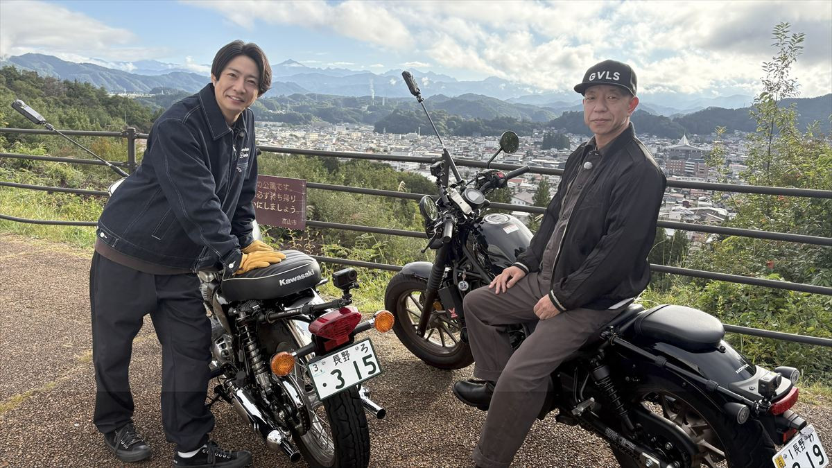 『相葉モータース』に出演する（左から）相葉雅紀、バイキング・小峠英二