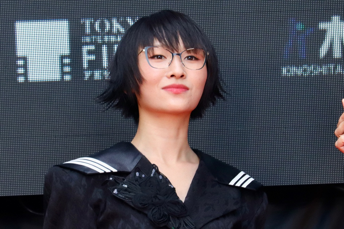 新しい学校のリーダーズ・SUZUKA、セーラー服モチーフのジャケットで個性的に登場!<第38回東京国際映画祭>