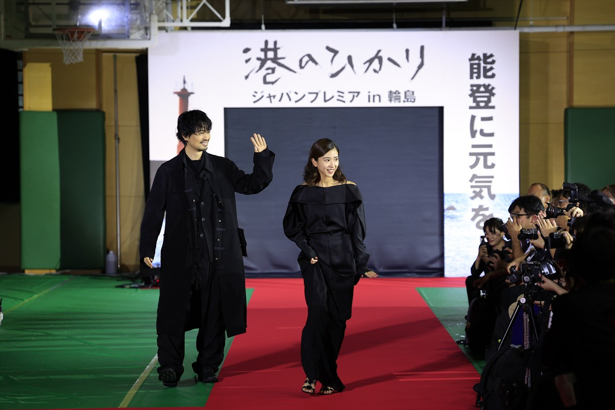 『港のひかり』、主演・舘ひろし＆藤井道人監督らが輪島市でレッドカーペットをかっ歩「プレミア上映はこの輪島でやりたかった」