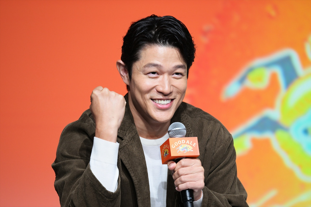浜辺美波、酒類CM初出演に喜び　ビールの感想には鈴木亮平がいじり「シャンシャン!?」