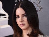 ラナ・デル・レイ、ワニ観光ツアーガイドの夫とパリ・ファッション・ウィークでキス