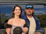 ラナ・デル・レイ、ワニ観光ツアーガイドの夫とパリ・ファッション・ウィークでキス	