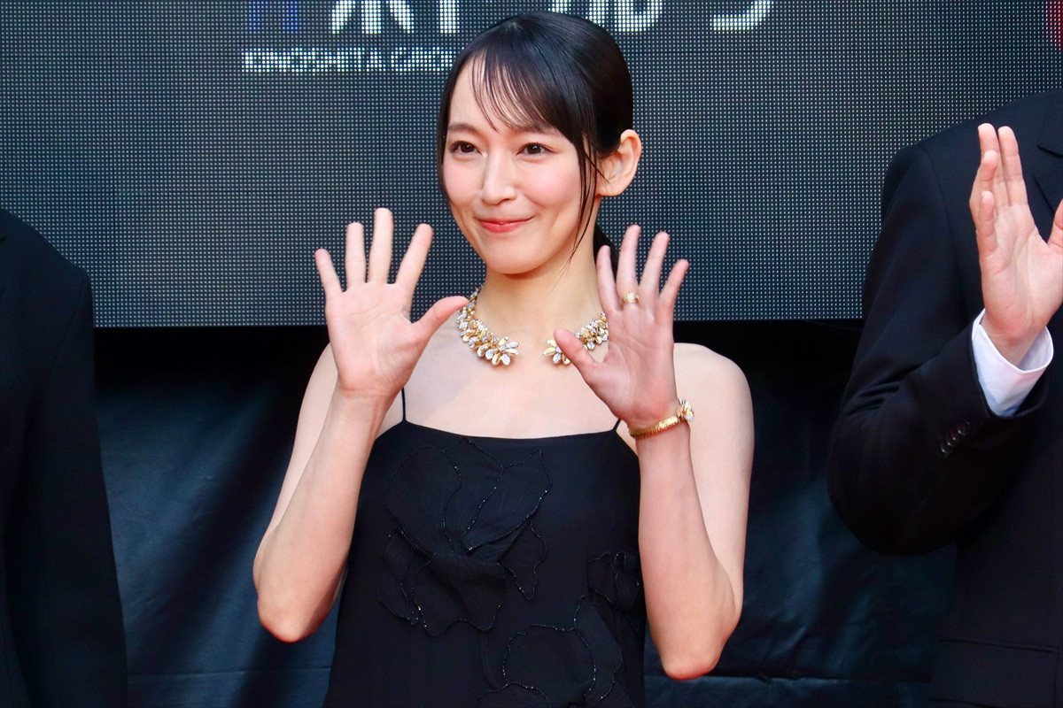 吉岡里帆、輝くデコルテのブラックドレス姿で登場<第38回東京国際映画祭>