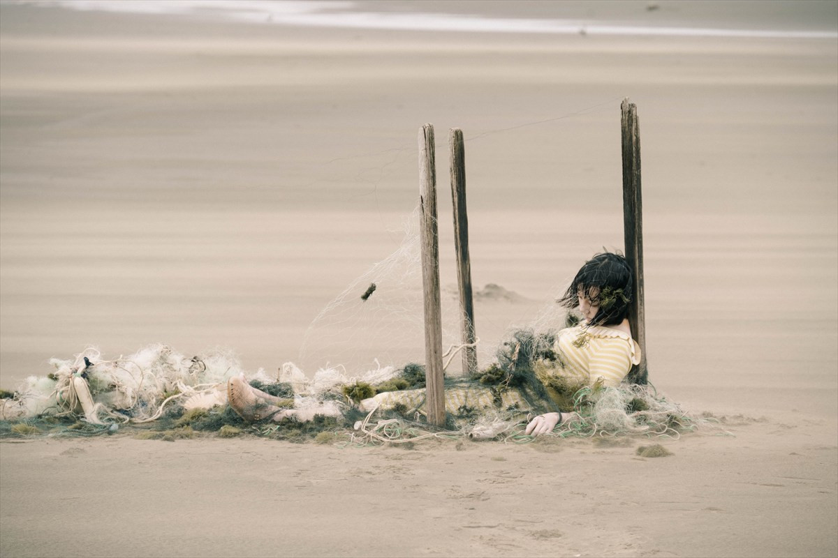 宇賀那健一監督×『呪詛』チームが放つトラウマ系ホラー『ザ・カース』　“赤い服の女”を捉えたティザービジュアル＆初映像解禁