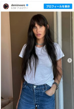 デミ・ムーアが新ヘアースタイル！　90年代を思わせる前髪を披露※「Demi Moore」インスタグラム