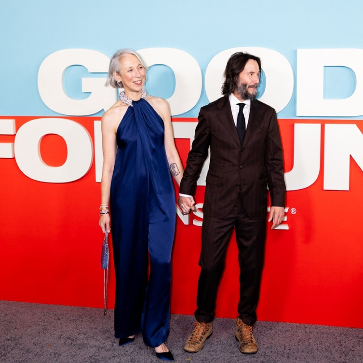 キアヌ・リーヴス、恋人とレッドカーペット登場でラブラブ　“偽”結婚報道にも言及