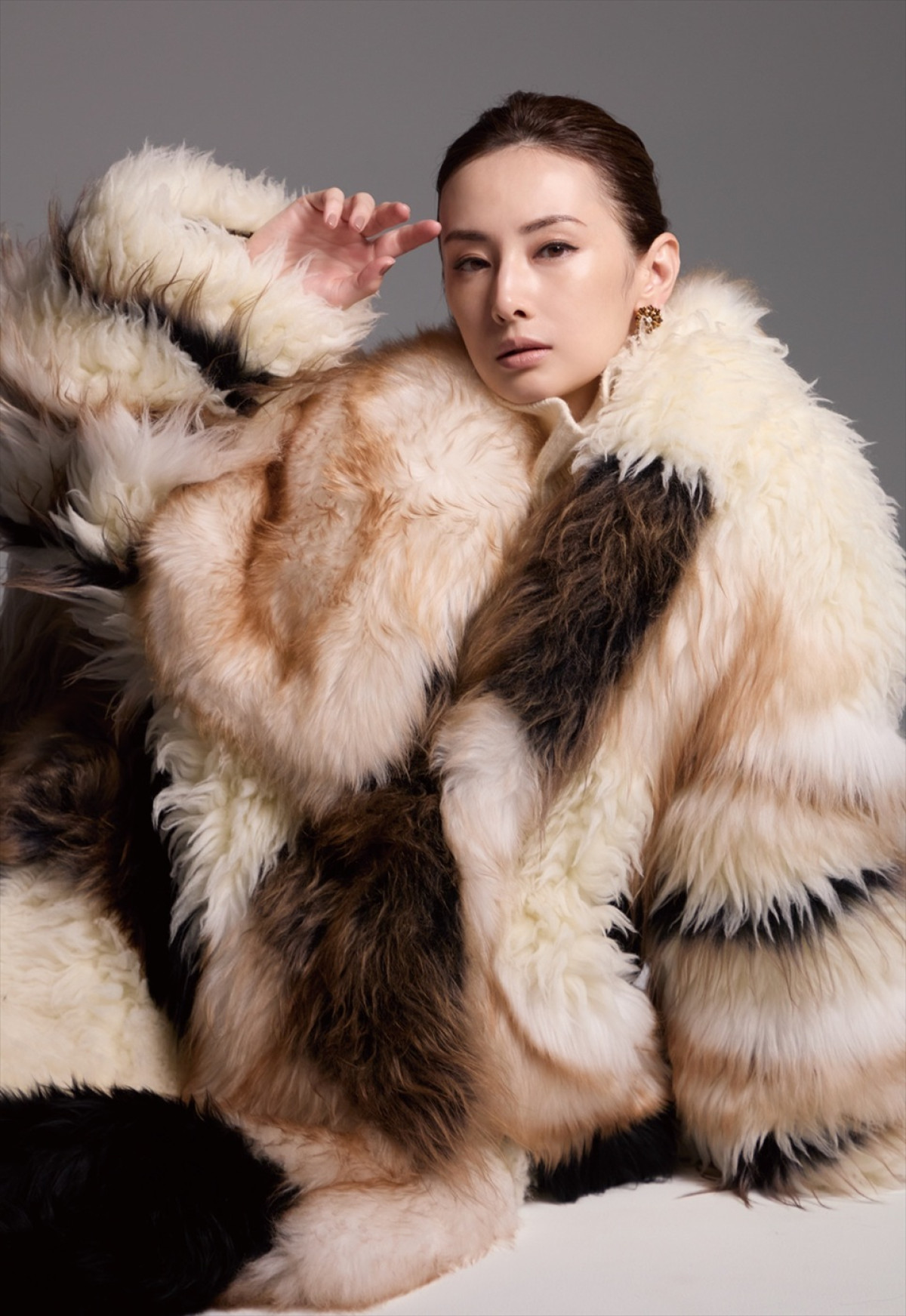 北川景子がエレガンスに魅せる！　2026年カレンダー発売　表紙2種＆特典カット4点公開