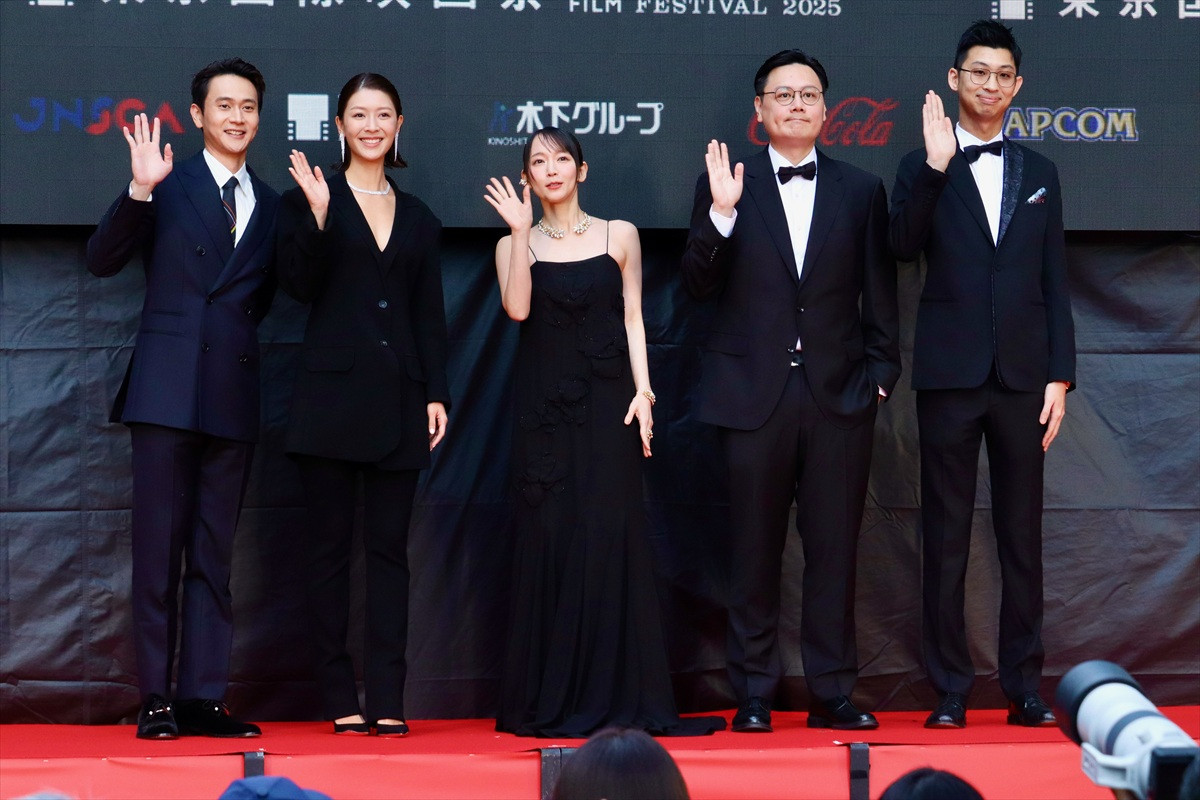 吉岡里帆、輝くデコルテのブラックドレス姿で登場<第38回東京国際映画祭>