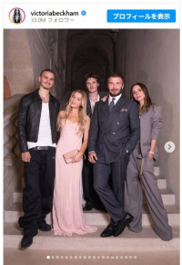 ヴィクトリア・ベッカムのショーに家族が集結　不仲の長男ブルックリンの姿はなし※「Victoria Beckham」インスタグラム