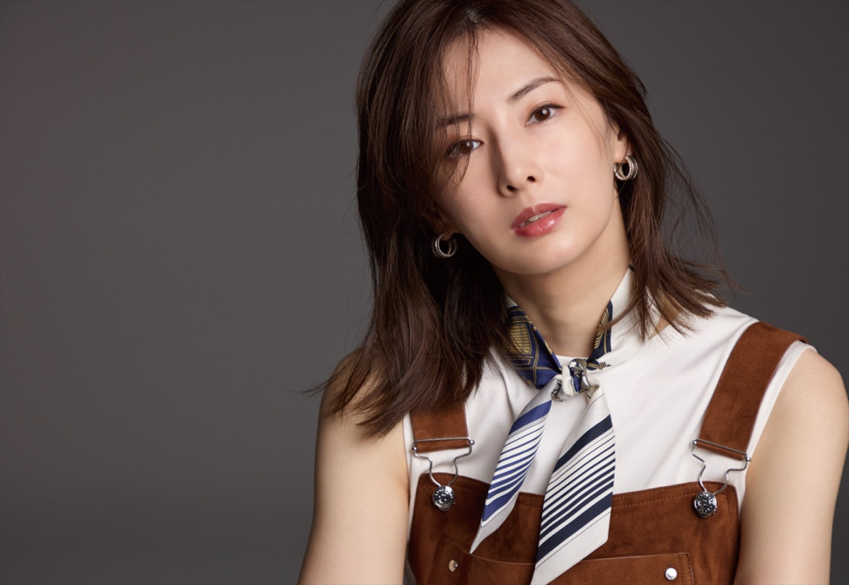 北川景子がエレガンスに魅せる！　2026年カレンダー発売　表紙2種＆特典カット4点公開