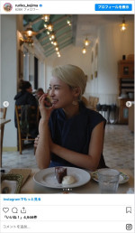 友人とランチを楽しむ小島瑠璃子 ※「小島瑠璃子」インスタグラム