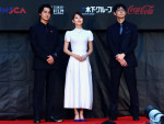「第38回東京国際映画祭」オープニングレッドカーペットに登場した(左から)高橋海人、芳根京子、坂下雄一郎監督