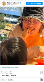 バービー、娘からご飯を食べさせてもらう姿が微笑ましい　※「バービー」インスタグラム