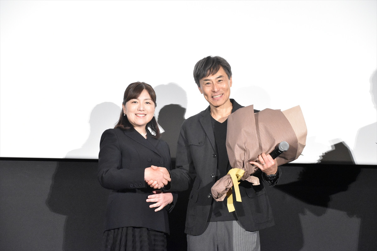 坂口健太郎、さっぱり短髪＆髭スタイルで主演映画の舞台挨拶に登場「大変な役でした」