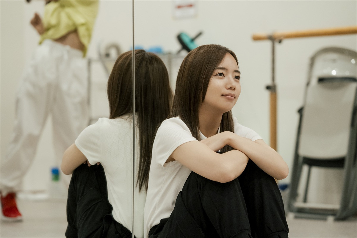 齊藤京子の輝くアイドル姿から不安抱えるスーツ姿も『恋愛裁判』場面写真16点一挙解禁