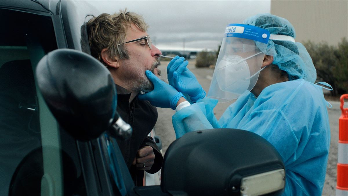 ホアキン・フェニックスが鼻グリグリに耐え、ド派手選挙カーで駆け巡る！　『エディントンへようこそ』場面写真解禁