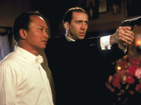 映画『フェイス／オフ』（1997）でのジョン・ウー監督とニコラス・ケイジ
