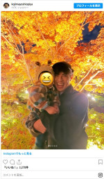 小島よしお、おぱぴまるを抱きかかえレアな“父親の顔”に　※「小島よしお」インスタグラム