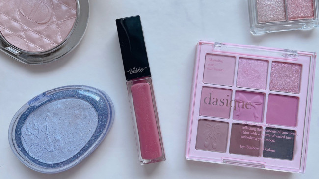 クリスマスメイクにぴったり! 元CAが選ぶ“ラメコスメ”3選を紹介<実物レポ>