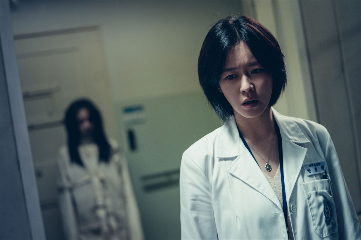 マ・ドンソク、今度の敵は＜悪魔＞　ホラーアクション『悪魔祓い株式会社』場面写真一挙解禁