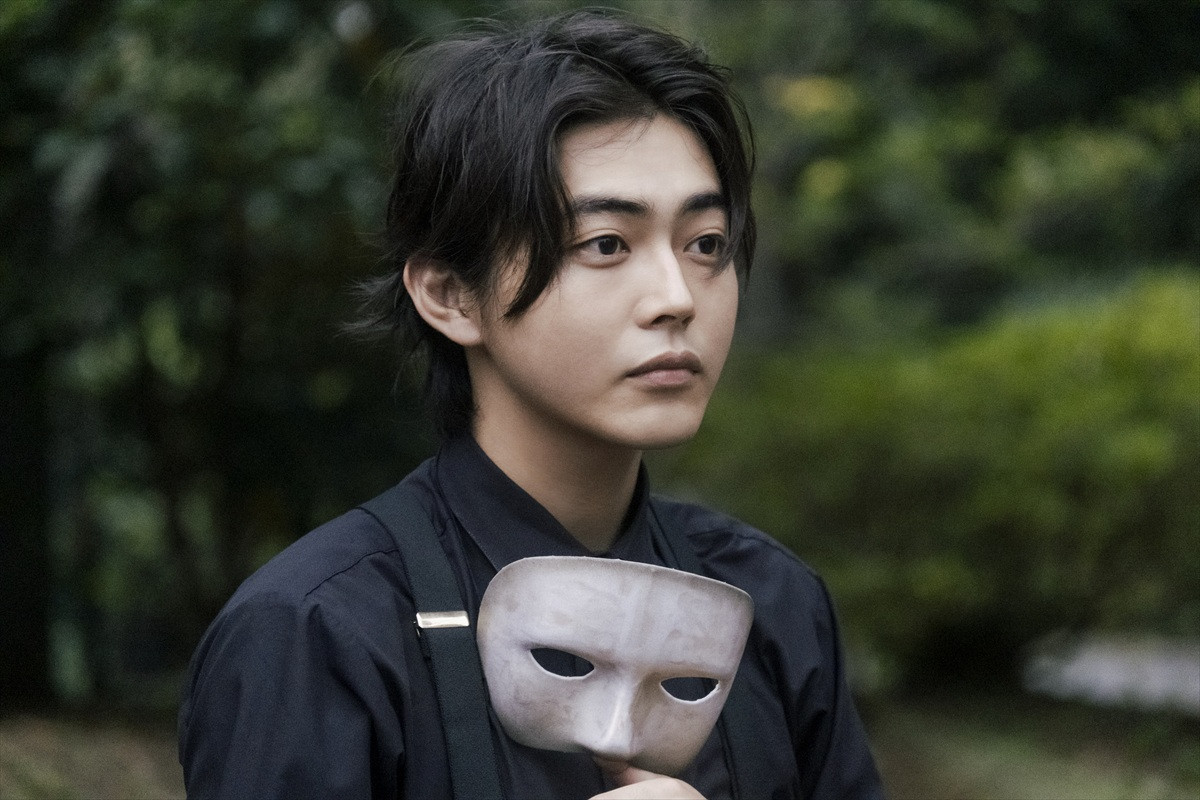 齊藤京子の輝くアイドル姿から不安抱えるスーツ姿も『恋愛裁判』場面写真16点一挙解禁