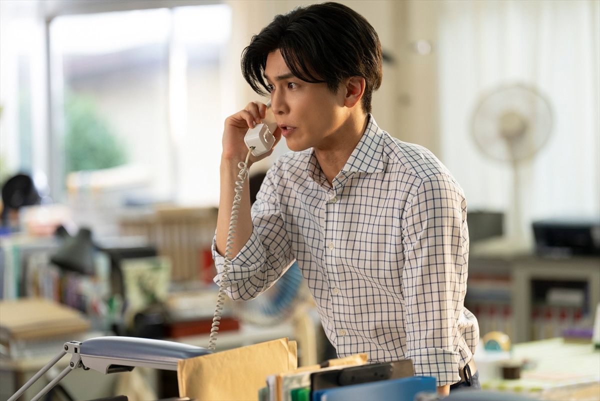 岩田剛典、黒髪にシンプルなスーツ、当たり障りのない私服がたまらない！　映画『金髪』場面写真公開