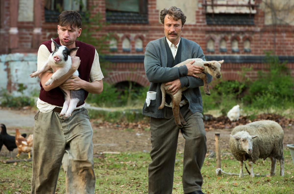 マッツ・ミケルセンの怪演光る！『メン＆チキン』日本初公開決定　予告＆場面写真公開