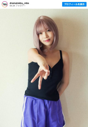 与田祐希のピンク髪ショット　※ドラマ『死ぬまでバズってろ！！』公式インスタグラム