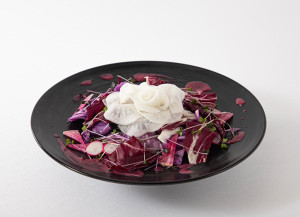 渋谷で『果てしなきスカーレット』テーマカフェ開催！　作品の世界観を体感できるメニュー＆グッズ展開