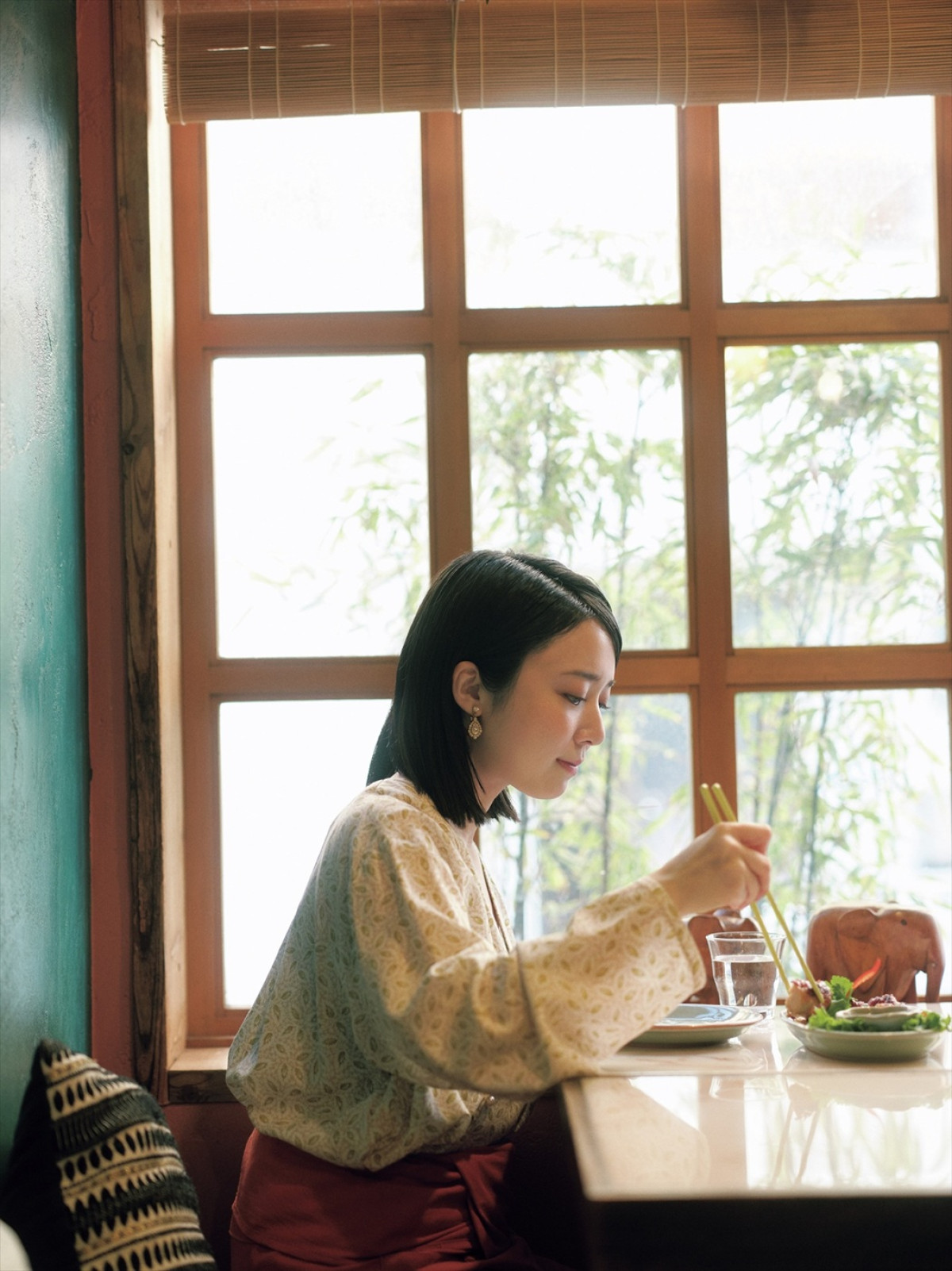 上白石萌音の「メンズノンノ」グルメ連載がフォトエッセイ集として書籍化！　26年5.26発売決定