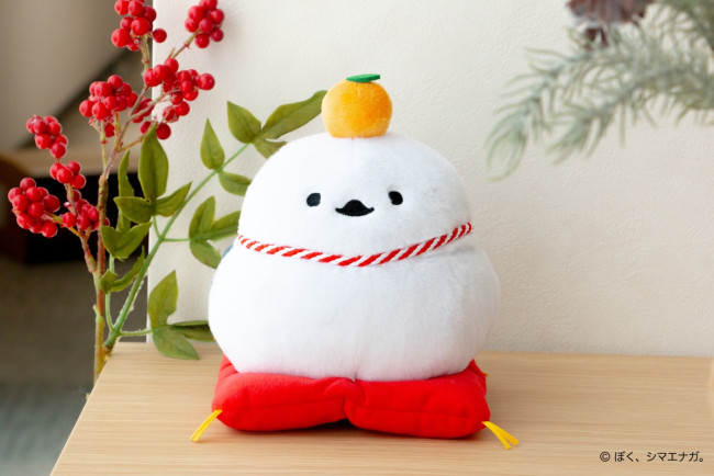 郵便局に「ぼく、シマエナガ。」の“鏡餅ぬいぐるみ”が登場！　もふもふタッチ＆存在感あるサイズ感が魅力