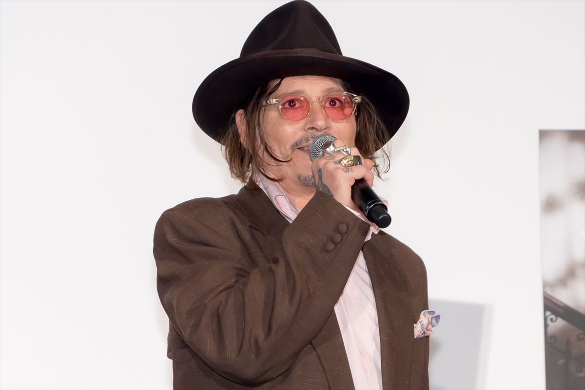 ジョニー・デップ、8年半ぶりの来日で「今度はもっと早く日本に戻ってきたい」　赤西仁がサプライズで登場