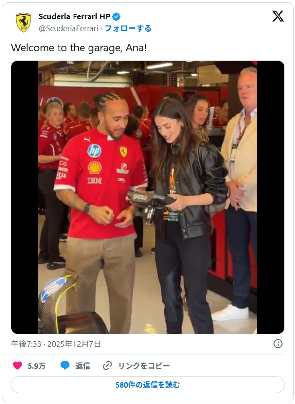 アナ・デ・アルマス、鍛え上げた腹筋をちらり　F1アブダビGPに来場